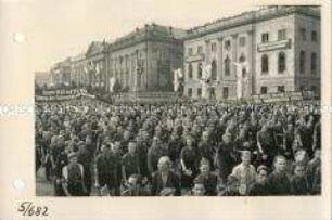 III. Weltfestspiele in Berlin - Demonstrationszug der FDJ Unter den Linden
