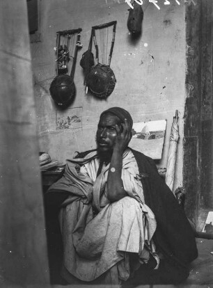 Beduine vom Sinai als Modell : Kairo. Beduine vom Sinai als Modell im Atelier des Malers Emil Uhl auf dem Boden sitzend