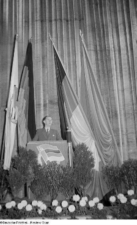 Direktor der HO Industriewaren Leipzig-Stadt am Rednerpult zu einer Kulturveranstaltung der HO Industriewaren Leipzig-Stadt im Rahmen des Monats der Deutsch-Sowjetischen Freundschaft