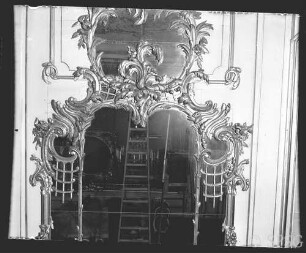 Potsdam, Neues Palais, Rote Damastkammer, R.: 164, Ostwand, Spiegel.