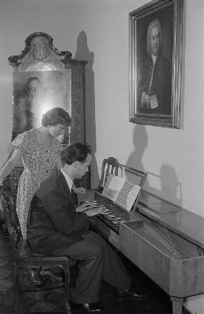 Zwei Personen an einem Tafelklavier