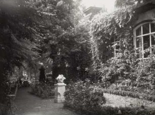Moritzburg, Adams Gasthof : Moritzburg. Adams Gasthof (seit 1675 Gasthof, Ende 19. Jahrhundert Umbau), Markt 9. Gartenlokal mit Sonnenuhr (wohl um 1920/1925)