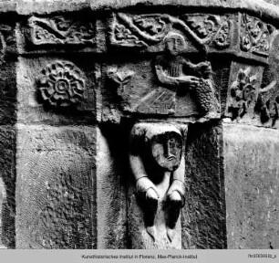 Der Reliefschmuck des Triumphbogens : Eine Frau mit Weintrauben (Monatsbild)