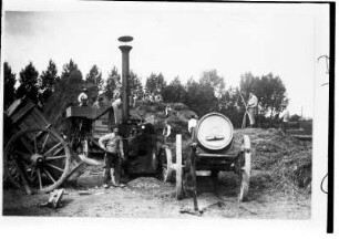 Dreschmaschine mit Lokomobile