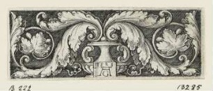 Ornament mit Vase und Laubwerk