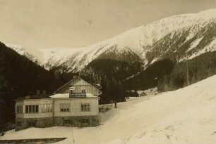 Riesengebirge. Die Großmannsbaude im Riesengrund. Blick gegen die Schneekoppe (1605 m)