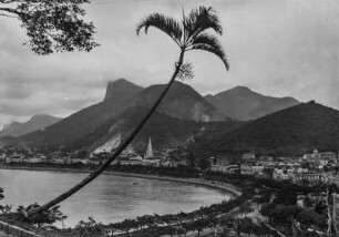 Rio de Janeiro, Nachbarschaft Botafogo. In der Ferne, teilweise von Wolken bedeckt, kann man den Corcovado Berg sehen. Stadtansicht