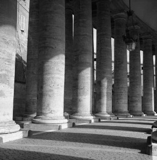 Piazza San Pietro & Petersplatz — Kolonnade