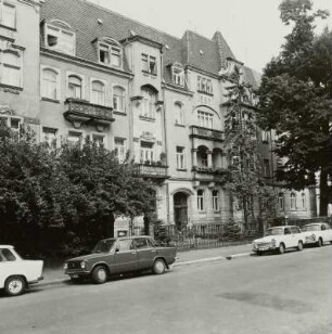 Dresden-Südvorstadt, George-Bähr-Straße 18 und 20 / Helmholtzstraße 4. Kopfbau Wohnhauszeile (1900; E. Sommerschuh). Eckansicht