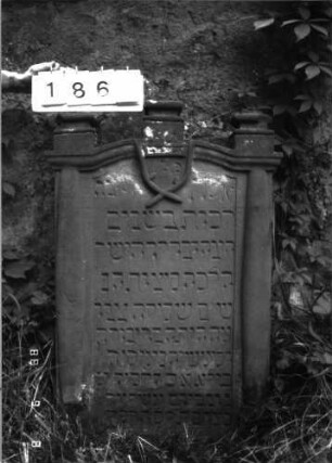 Grabstein 1865 (Index: 100096558) Maße HxBxT: 110x70x10 cm Symbolik: Krone, Kranz: Grabstein 1865