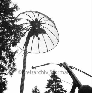 Kindervogelschießen: Königsschießen: Naturbühne: Armbrust bei Schuss: Blick nach oben auf Vogel unter Bolzenfangschirm, 27. Juni 1966