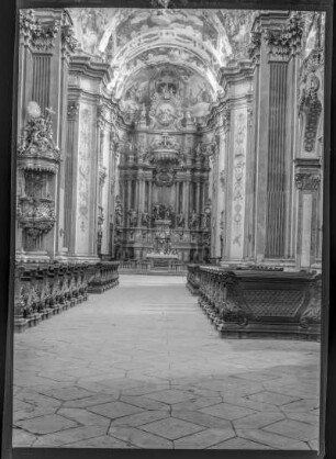 Kirche, Hochaltar, Kanzel, Deckengemälde, Betstühle mit Schnitzwerk