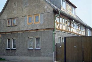 denkmalgeschütztes Bauernhaus; Traufseite OG mit Sichtfachwerk; Hoftor