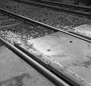 Bahnunfall: Eisenbahnstrecke zwischen Delingsdorf und Bargteheide: teilentgleiste Diesellokomotive: vorn Bahnübergang mit beschädigten Stahlbetonplatten: hinten zweites Gleis