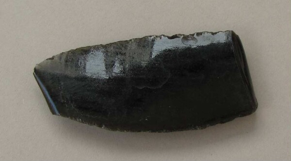 Obsidianspitze (?) oder Obsidianmesser (Fragment) (?)