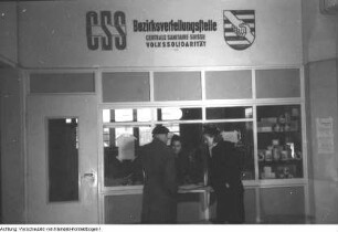 Dresden, Heiligenbornstraße 20. Bezirksgeschäftsstelle der Volkssolidarität, Verteilung von Spenden, 1946