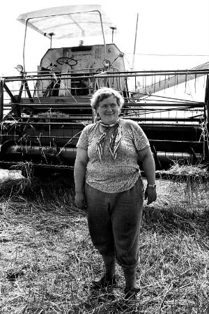 Frau mit Mähdrescher