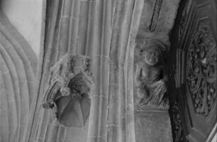 Hockende Konsolfigur