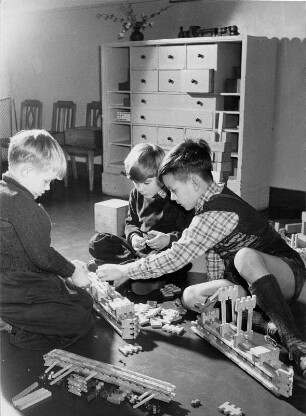 Kinder : Spielende Kinder in einer Einrichtung