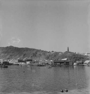 Hafenstadt : Blick in den Hafen von Aden, im Hintergrund Vulkankrater
