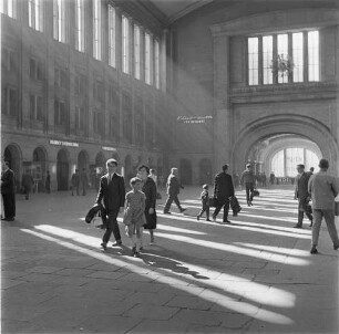 Leipzig. Hauptbahnhof. Reisende in der Bahnhofshalle