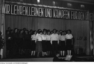 Dresden. "Australier in Dresden" Waldarbeiter Roy Pecaham und Architekt John Walker auf offiziellen Veranstaltungen, November 1951