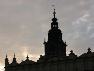Rathausturm und davor Silhouette der Tuchhallen