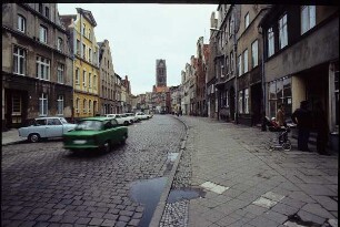 Wismar. Straßenbild (Papenstraße?) mit Kirchturm der Marienkirche