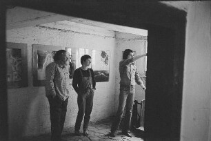 Höfgen. Akt-Pleinair 1979. Roger Rössing und Claus Baumann beim Hängen der Bilder