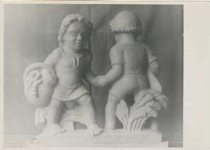 Nasenschild Bäckerei H. Schriefer: Knabe und Mädchen bei Händedruck, mit Korb, Brot, Getreidegarben: Entstehungsprozess: Tonmodell in Atelier, hinten Vorhang