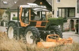 Fotografie: Traktor, Traktorkonzept, Systemtraktor, Mulchgerät, Frontanbau