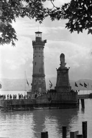 Lindau: Hafeneinfahrt, Leuchtturm und Löwe, renovierter Löwe 1987 vom Leuchtturm aus