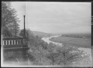 Dresden-Loschwitz. Blick von der Terrasse des Schlosses Eckberg über die Elbe stromaufwärts gegen die Loschwitzer Brücke ("Blaues Wunder")