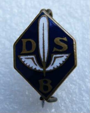 Verbandsabzeichen Deutscher Stenografenbund (mit Broschennadel) : Sammlung Beinhorn. Verbandsabzeichen Deutscher Stenografenbund (DSB mit geflügelter Feder auf blauem Grund, mit Broschennadel; rückseitig: Glaser Sohn Dresden). Email, Metall; Maße 15 x 11 mm (1926/1933; Glaser & Sohn). Dresden: SLUB R c 0190