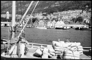 Bergen: Schiff mit Säcken am Kai, Hintergrund Vagen