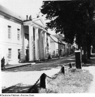 Putbus, Markt 13. Theater (1819/1821, 1836/1837 Veränderung; J. G. Steinmeyer. Eingangsseite