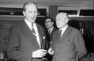 Freiburg: Landratsamt; Pressekonferenz mit Ministerpräsident Dr. Georg Kiesinger; Kiesinger, Redakteur Gerigk (Südkurier)