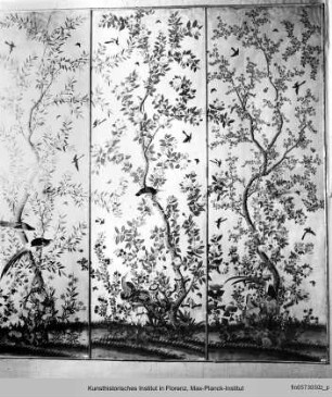 Textile Wandbespannung mit blühenden Sträuchern und Vögeln