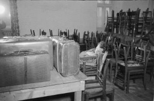 Lehrerbildung Karl-Marx-Stadt. Vortragssraum mit gestapelten Stühlen
