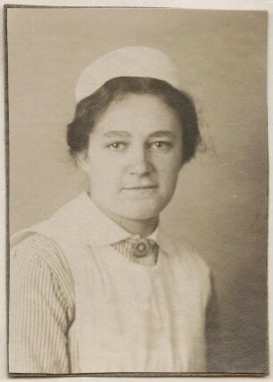 Junge Frau in Krankenschwesterntracht (vielleicht Tochter von Bernhard Götze)
