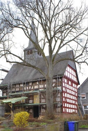 Evangelische Kirche und Zehntscheune (Kirchen- und Wirtschaftsgebäude, evangelisch, Fachwerk); Allendorf, Im Wiesenhof (Rennerteh) 3