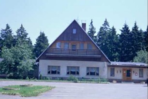 Giebelansicht eines Ferienheimes in der Nähe des Ortes