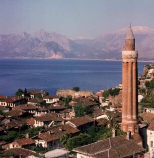Antalya, Blick über die Stadt mit Minarett der Yivli-Minare-Moschee