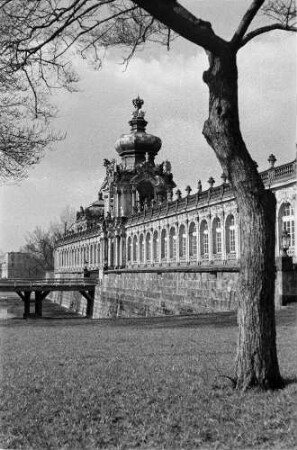 Dresden-Altstadt. Zwinger (1709-1728; M. D. Pöppelmann, B. Permoser). Langgalerie mit Kronentor (1714-1715)