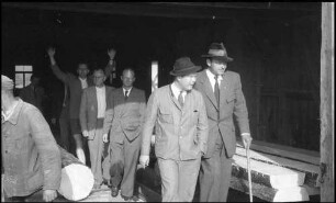 Bräunlingen: kleines Sägewerk, Gruppe bei der Führung, links Fritz von Fürstenberg, rechts Scherzinger