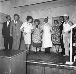 Laienspielbühne Oststeinbek: Behns Gasthof: Saal: Aufführung der niederdeutschen Komödie "Sluderkram in't Treppenhus": Blick auf die Bühne mit Peter Balzereit, Gudrun Kahlbohm, Erna Wehner, Karl Adophi, Irma Lengwenus, Werner Schwark