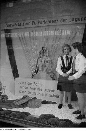 Sichtwerbung für das IV. Parlament der FDJ im Schaufenster der Firma Hollenkamp am Brühl