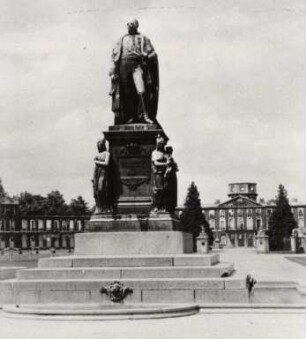 Zerstörungen Zweiter Weltkrieg - Stadtgebiet. Schlossplatz - Karl-Friedrich-Denkmal