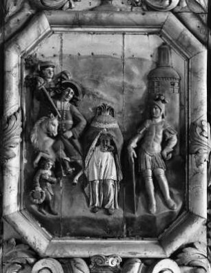 Altar : Altar. Holz, geschnitzt, gefaßt (1601/1700). Relieftafel mit Enthauptung eines Märtyrers. Lampaul-Guimilieau, Église Notre-Dame et abords