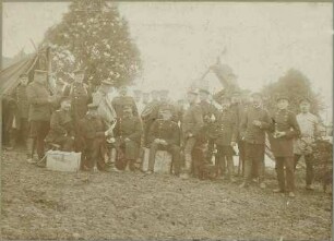 II. Bataillon bei Münsingen, August 1876, Zeltlager, ca. dreiundzwanzig Soldaten teils stehend, teils sitzend in Uniform und Mütze, Bilder vorwiegend in Halbprofil